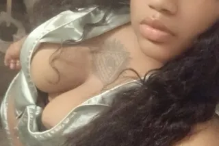 come hang with a bad bitch - Image 3